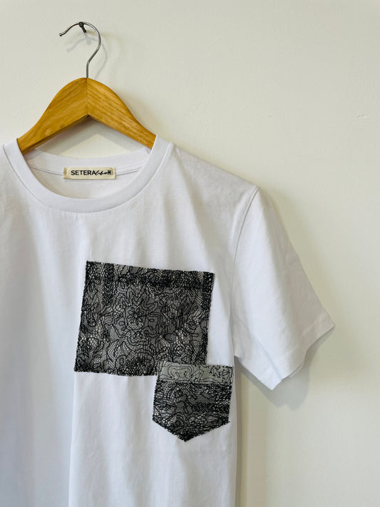 T-shirt con tasche ricamate