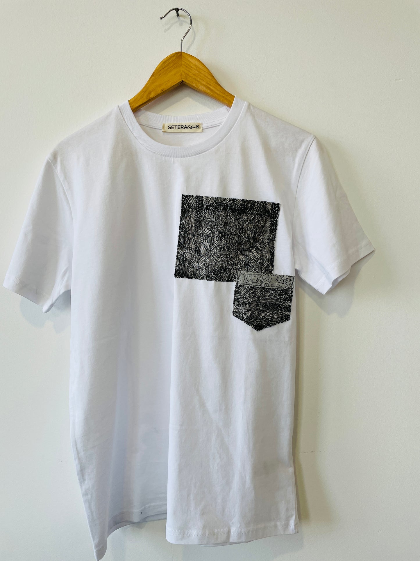 T-shirt con tasche ricamate