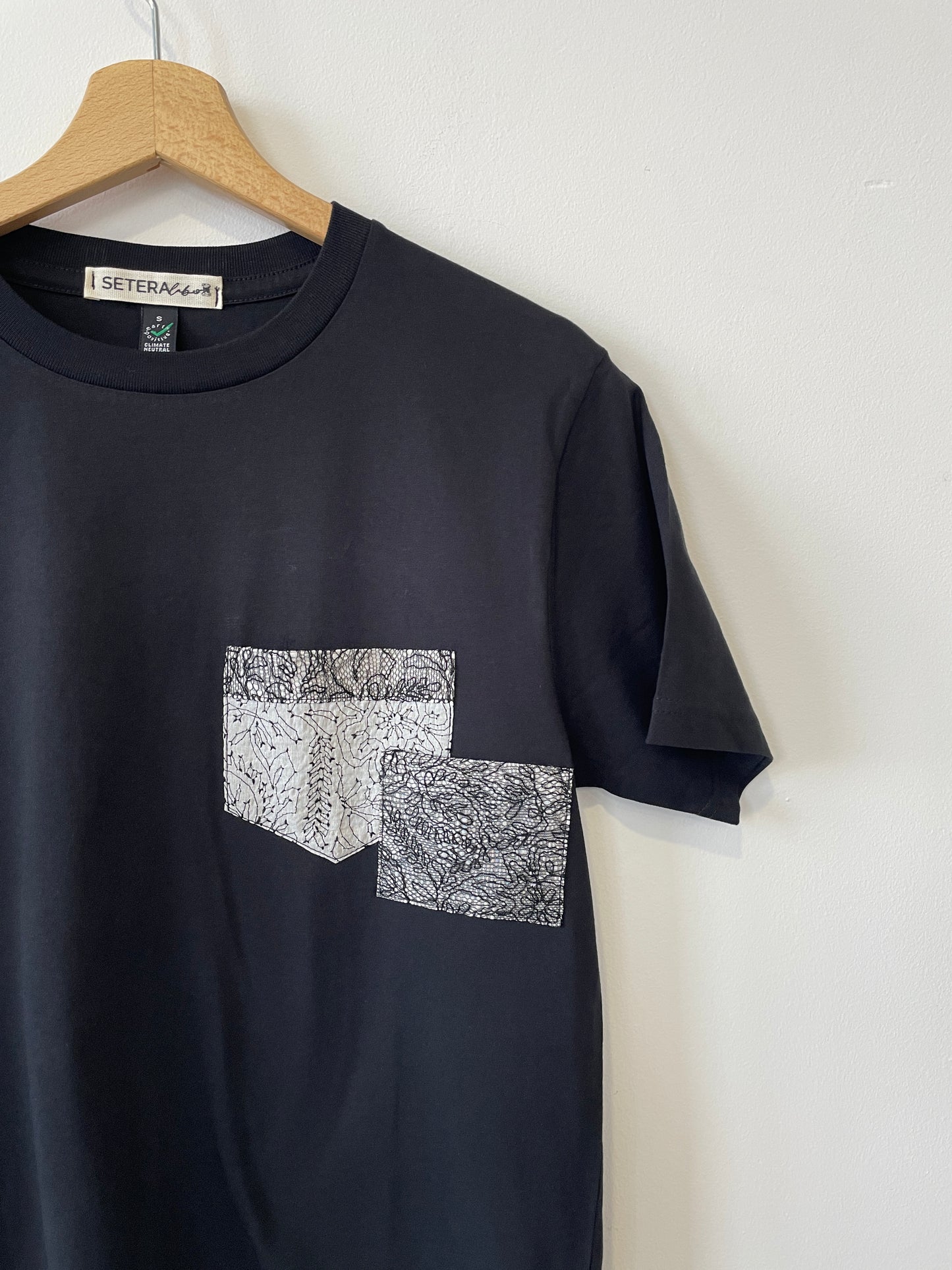 T-shirt con tasche ricamate