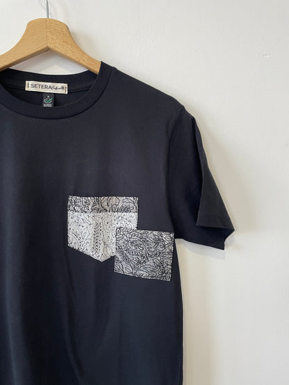 T-shirt con tasche ricamate